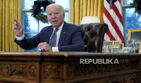 Presiden Joe Biden berpartisipasi dalam pengarahan tentang badai musim dingin di seluruh Amerika Serikat di Oval Office Gedung Putih, Kamis, 22 Desember 2022, di Washington.