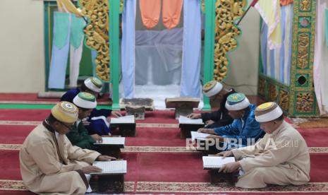 Sejumlah Khatib Masjid mengikuti tadarus Al Quran di Masjid Kesultanan Ternate, Kota Ternate, Maluku Utara,Minggu (2/4/2023). Tadarus Al Quran yang dilaksanakan sehabis melaksanakan shalat tarawih tersebut rutin digelar oleh Khatib Masjid Kesultanan Ternate untuk meningkatkan amal ibadah saat bulan Ramadhan dan memohon ampunan dari Allah SWT. 