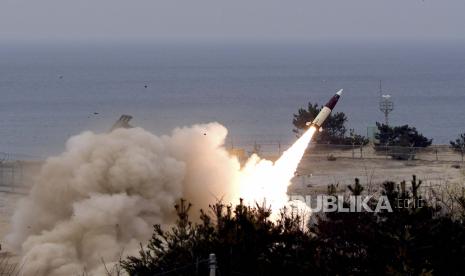  Dalam foto ini disediakan oleh Kementerian Pertahanan Korea Selatan, militer Korea Selatan meluncurkan Sistem Rudal Taktis Angkatan Darat atau ATACMS, selama latihan militer di lokasi yang dirahasiakan di Korea Selatan, Kamis, 24 Maret 2022. Korea Utara melakukan uji coba balistik antarbenua terbesarnya. rudal menuju laut Kamis, menurut tetangganya, meningkatkan taruhan dalam kampanye tekanan yang bertujuan memaksa Amerika Serikat dan saingan lainnya untuk menerimanya sebagai kekuatan nuklir dan menghapus sanksi yang melumpuhkan.