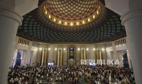 Umat Islam menghadiri peringatan malam Nuzulul Quran di Masjid Al Akbar Surabaya, Jawa Timur, Senin (18/4/2022). Peringatan Nuzulul Quran atau turunnya Al Quran yang diperingati setiap 17 Ramadhan. ANTARA FOTO/Moch Asim/rwa.