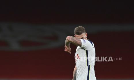 Tottenham Hotspur Toby Alderweireld terlihat sedih setelah pertandingan sepak bola Liga Premier Inggris antara Arsenal dan Tottenham Hotspur di Stadion Emirates di London, Inggris, Minggu, 14 Maret 2021. 