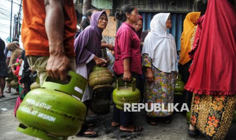 Warga antre untuk membeli gas elpiji 3 kilogram bersubsidi di salah satu pangkalan di Kawasan Bojong Gede, Kab Bogor