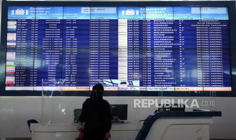 Calon penumpang melihat jadwal penerbangan di Terminal 3 Bandara Soekarno Hatta, Tangerang, Banten, Selasa (26/4/2022). PT Angkasa Pura II selaku pengelola bandara telah menerima permintaan penerbangan tambahan atau Extra Flight sebanyak 720 penerbangan dari sejumlah maskapai selama musim angkutan Lebaran 2022, mulai dari tanggal 25 April hingga 10 Mei 2022. 