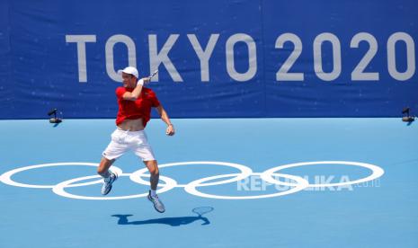 Petenis Rusia Daniil Medvedev saat tampil di cuaca terik di Olimpiade 2020 Tokyo.