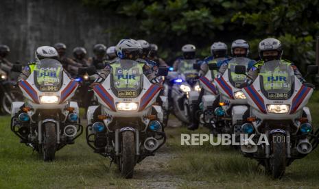 Personel Polri bersiap melakukan patroli pengamanan Natal dan Tahun Baru (ilustrasi). Polda Jambi mengerahkan 1.554 personel untuk Operasi Lilin Siginjei 2020 dalam natal dan Tahun Baru 2021. Personel yang terlibat Operasi Lilin ditempatkan di 22 pos pengamanan dan 14 pos pelayanan yang tersebar di seluruh wilayah Provinsi Jambi, serta di tempat strategis lainnya, kata Kapolda Jambi, Irjen Pol Albertus Rachmad Wibowo, di Jambi, Senin.