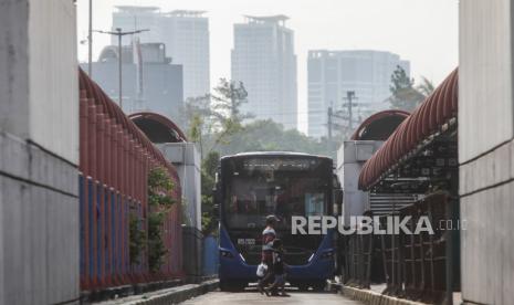 Bus Transjakarta menunggu penumpang di Terminal Blok M, Kebayoran Baru, Jakarta Selatan, Kamis (2/11/2023). Pemerintah Provinsi DKI Jakarta akan merevitalisasi Terminal Blok M menjadi kawasan transit oriented development (TOD) yang nantinya akan terintegrasi dengan stasiun MRT Blok M. Pembangunan tersebut akan dimulai pada tahun 2024 hingga tahun 2029, sehingga lokasi pemberhentian bus akan dipindahkan sementara ke Jalan Melawai Raya, Jalan Panglima Polim dan Jalan Sultan Hassanuddin.