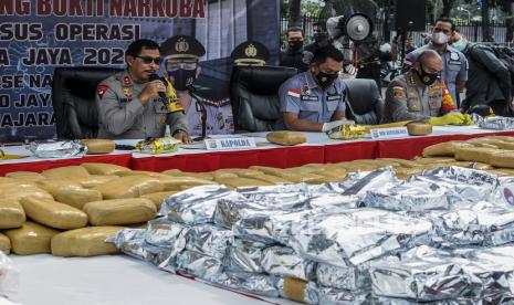 Kapolda Metro Jaya Irjen Pol Nana Sudjana memeberikan paparan saat pemusnahan barang bukti narkoba di Mapolda Metro Jaya, Jakarta, Kamis (12/11). Polda Metro Jaya memusnahkan barang bukti narkoba berupa Shabu 190 kilogram, ganja 265 kilogram, ekstasi 9.300 butir, tembakau gorila 8,16 kilogram, happy five 572 butir, bubuk ekstasi 18,51 gram dan obat baya 193 butir serta berhasil menangkap 330 orang dari hasil Operasi Kewilayahan Nila Jaya 2020 terhitung sejak Oktober hingga November 2020. Republika/Putra M. Akbar