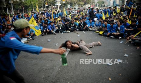 Massa aksi yang tergabung dalam Pergerakan Mahasiswa Islam Indonesia (PMII) melakukan unjuk rasa di kawasan Patung Kuda, Jakarta, Senin (5/8/2022). Dalam aksinya mereka menolak kenaikan harga bahan bakar minyak (BBM).  Republika/Thoudy Badai