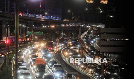 Pengendara terjebak kemacetan saat jam pulang kerja di Jalan Gatot Subroto, Jakarta, Senin (13/1/2025). Berdasarkan data dari Global Traffic Scorecard 2024, Kota Jakarta tercatat menjadi kota termacet ketujuh di dunia di bawah kota Istanbul di Turki di peringkat pertama, disusul New York, Chicago, Meksiko City, London dan Paris. Data tersebut mencatat, kemacetan di Jakarta mengalami peningkatan sebesar 37 persen dari tahun sebelumnya yang berada di posisi sepuluh.