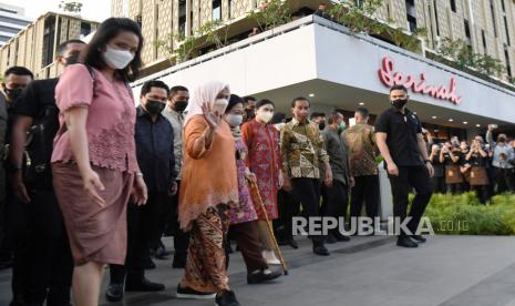 Presiden Joko Widodo (ketiga kanan) bersama Ibu Negara Iriana Joko Widodo (ketiga kiri), Presiden kelima RI Megawati Soekarnoputri (keempat kiri), Menteri BUMN Erick Thohir (kedua kiri) berjalan usai peresmian Transformasi Sarinah di Jakarta, Kamis (14/7/2022). Presiden meresmikan transformasi pusat perbelanjaan tertua di Indonesia, Sarinah usai direnovasi. 