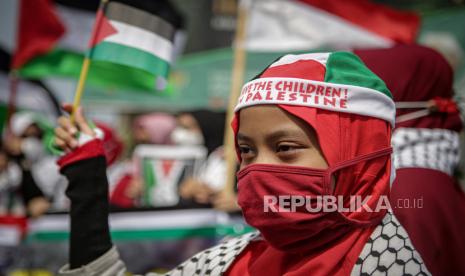 Pelajar mengikuti aksi solidaritas untuk Palestina. Wakaf Salman ITB bersama Sehabat Penderma (sebutan untuk donatur) berhasil menghimpun dana sebesar Rp 150 juta yang akan dialokasikan untuk pengadaan ambulans untuk warga Palestina.