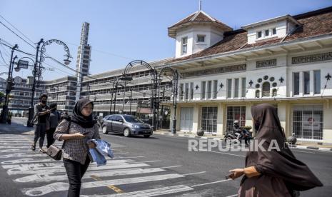 Warga tidak menggunakan masker secara benar saat beraktivitas di kawasan Jalan Asia Afrika, Kota Bandung, Ahad (2/8). Pemerintah Kota Bandung mengeluarkan aturan terkait denda administratif sebesar Rp100 ribu bagi warga yang tidak mengenakan masker di area publik Kota Bandung, kebijakan tersebut tertuang dalam Peraturan Wali Kota Nomor 43 Tahun 2020 tentang pedoman pelaksanaan adaptasi kebiasaan baru (AKB) dalam rangka  pencegahan dan pengendalian virus Corona (Covid-19). Foto: Abdan Syakura/Republika