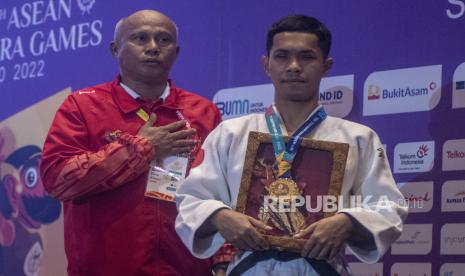 Atlet Judo Tunanetra Indonesia Aji Bayu Pangestu (kanan) mengikuti upacara penyerahan medali pada pertandingan Judo tunanetra putra individu kelas -60Kg J2 ASEAN Para Games 2022 di Tirtonadi Convention Hall, Solo, Jawa Tengah, Selasa (2/8/2022). Aji Bayu berhasil menyumbangkan Emas untuk Indonesia. 