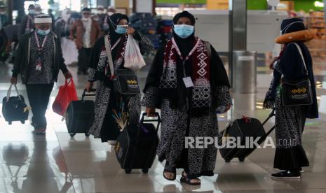 Sejumlah calon jamaah umroh berjalan ke loket lapor diri di Terminal 3 Bandara Soekarno Hatta, Tangerang, Banten, Kamis (31/3/2022). Menurut PT Angkasa Pura II Cabang Soekarno Hatta, sejak dibukanya kembali perjalanan umroh pada Januari hingga akhir Maret 2022 keberangkatan umroh mencapai 223.000 jamaah. 