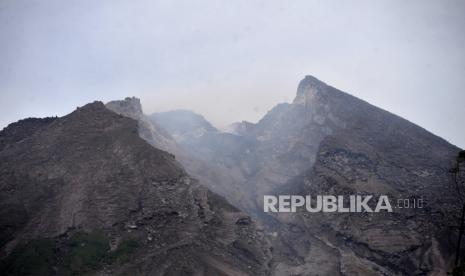 Visual kubah lava Gunung Merapi terlihat jelas dari Klangon, Sleman, Yogyakarta.