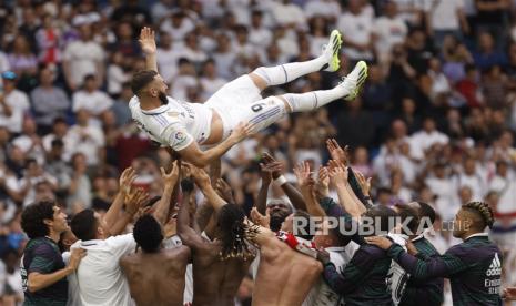 Striker Real Madrid Karim Benzema dilempar ke udara oleh rekan setimnya setelah pertandingan sepak bola LaLiga Spanyol antara Real Madrid dan Athletic Club di Stadion Santiago Bernabeu di Madrid, Spanyol, Senin (5/6/2023) dini hari WIB.  Kapten dan legenda Real Madrid Karim Benzema akan meninggalkan klub setelah 14 tahun berkarir dan sedang memainkan pertandingan terakhirnya untuk Real Madrid. 