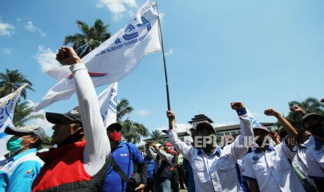 Ratusan buruh dari berbagai organisasi menggelar aksi menuntut permohonan penetapan Surat Keputusan (SK) Upah Minimum Sektoral Kabupaten/Kota (UMSK) tahun 2020 dan menolak RUU Omnibus Law, di depan Gedung Sate, Kota Bandung, Selasa (29/9). Aksi tersebut mendesak agar Gubernur Jawa Barat segera menetapkan SK UMSK karena masih banyak upah buruh di beberapa kota dan kabupaten masih mengikuti aturan tahun 2019, sedangkan di beberapa wilayah lainnya sudah merekomendasikan UMSK.