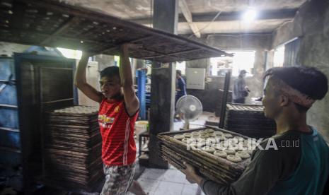 Pekerja menyelesaikan pembuatan kerupuk putih di sentra pembuatan kerupuk di Bogor, Jawa Barat, Kamis (15/10/2020). Kementerian Koperasi, Usaha Kecil dan Menengah (Kemenkop UKM) menyatakan realisasi penyaluran Bantuan Presiden (Banpres) Produktif untuk UMKM senilai Rp.2,4 juta/UKM hingga 21 September 2020 mencapai 5.909.647 usaha mikro atau sekitar 64,50 persen. 