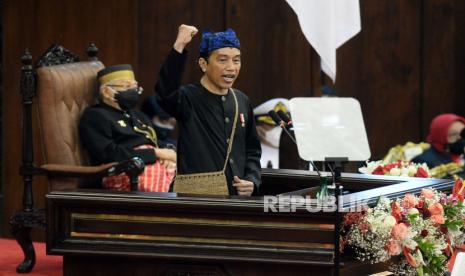 Presiden Joko Widodo memberikan pidato dalam rangka penyampaian laporan kinerja lembaga-lembaga negara dan pidato dalam rangka HUT ke 76 Kemerdekaan RI pada sidang tahunan MPR dan Sidang bersama DPR-DPD di Komplek, Parlemen, Senayan, Jakarta, Senin (16/8).Prayogi/Republika.