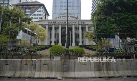 Barrier beton dan kawat berduri terpasang di Depan Gedung Mahkamah Konstitusi (MK), Jakarta, Selasa (25/3/2024). Pemasangan barrier dan kawat berduri ini disiagakan untuk pengamanan perselisihan hasil pemilu umum (PHPU) 2024. MK akan menggelar Sidang perdana Perselisihan Hasil Pemilihan Umum (PHPU) Presiden dan Wakil Presiden Tahun 2024 pada besok, Rabu (27/3/2024). Sidang tersebut digelar untuk menindaklanjuti gugatan dua pasangan calon presiden dan calon wakil presiden, yakni pasangan nomor urut 1 Anies Baswedan-Muhaimin Iskandar dan nomor urut 3 Ganjar Pranowo-Mahfud MD