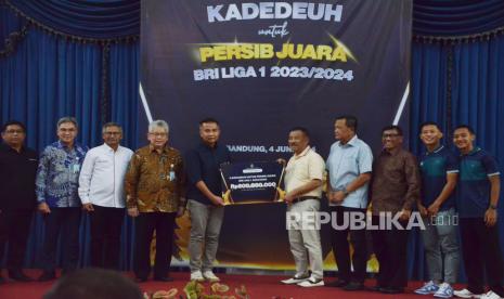 Pj Gubernur Jabar Bey Machmudin secara simbolis menyerahkan kadeudeuh untuk Persib Juara kepada Manajer Persib Bandung Umuh Muchtar bersama dua pemain Persib Henhen Herdiana, dan Beckham Putra, di Gedung Sate, Kota Bandung, Selasa (4/6/2024). Uang kadeudeuh tersebut berasal dari tiga badan usaha milik daerah (BUMD) yakni Bank BJB, Migas Utama Jabar, dan Jamkrida Jabar atas prestasi Persib menjuarai Liga 1 2023-2024.