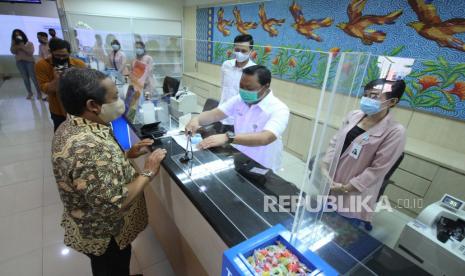 Wakil Wali Kota Bandung Yana Mulyana (kiri) melakukan transaki dan dilayani langung oleh Direktur Information Technology, Treasury dan International Banking Bank BJB Rio Lanasierbank saat Hari pelanggan Nasional, di kantor Bank BJB Cabang Tamansari, Kota Bandung, Jumat (4/9). BJB berkomitmen untuk memberikan pelayanan terbaik kepada seluruh nasabah. Untuk mencegah penyebaran pandemi COVID-19, para nasabah didorong untuk memanfaatkan aplikasi BJB DIGI secara lebih optimal demi menunjang kemudahan dalam memenuhi kebutuhan transaksi tanpa harus melakukan kontak fisik.