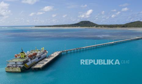 Kapal pelayaran perintis KM Sabuk Nusantara 83 yang membawa penumpang dari Pulau Sedanau berlabuh di Dermaga Pelabuhan Pulau Laut, Kabupaten Natuna, Kepulauan Riau, Sabtu (7/11/2020). Kementerian Perhubungan berharap dengan adanya layanan kapal perintis tersebut meningkatkan konektivitas antarwilayah tertinggal, terpencil, terluar dan perbatasan (3TP) melalui penyelenggaraan tol laut. ANTARA FOTO/Aditya Pradana Putra/wsj. 