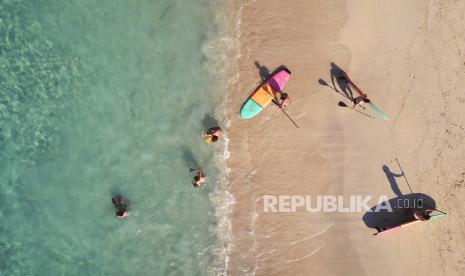 Foto udara sejumlah wisatawan berada di pinggiran pantai Gili Trawangan, Lombok Utara, NTB.