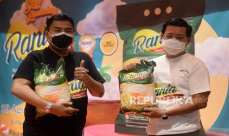 Direktur Utama PT RNI (Persero) Arief Prasetyo Adi (kanan) berfoto bersama Direktur PT Rajawali Nusindo Iskak Putra (kiri) saat Launching Rania Beres Premium di Gedung RNI, Jakarta, Kamis (19/8) lalu. PT Rajawali Nusindo menargetkan pendapatan Rp 5,2 triliun pada tahun ini.