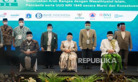 Muhammadiyah Berharap MUI Menjadi Penjaga Akhlak. Foto: Wakil Presiden Republik Indonesia yang juga Ketua Umum MUI periode 2015-2020 Maruf Amin (tengah), Wakil Menteri Agama Zainut Tauhid Saadi (kiri), Ketua Umum MUI terpilih periode 2020-2025 Miftachul Akhyar (kanan) berfoto bersama usai penutupan Musyawarah Nasional X MUI di Jakarta, Jumat (27/11). Miftachul Akhyar terpilih sebagai ketua umum MUI periode 2020-2025 menggantikan Ma’ruf Amin setelah ditetapkan secara mufakat oleh tim formatur Munas X dan MUI. Republika/Thoudy Badai