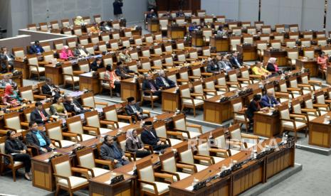 Sejumlah anggota DPR mengikuti Rapat Paripurna Khusus di kompleks Parlemen, Senayan, Jakarta, Selasa (29/8/2023). Rapat paripurna tersebut dalam rangka HUT DPR RI Ke-78 dan penyampaian laporan kinerja DPR tahun sidang 2022-2023 oleh Ketua DPR.