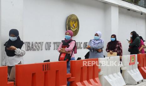 Sejumlah WNI memakai masker antre  untuk masuk ke dalam di Kedutaan Besar Republik Indonesia, di Kuala Lumpur, Malaysia, Senin (3/8/2020). Pemerintah Malaysia mengumumkan mulai 1 Agustus  masker wajib dipakai di dalam semua transportasi pengangkutan umum, tempat umum, serta tempat wisata untuk mencegah penyebaran wabah COVID-19. JIka tidak mematuhi peraturan ini dikenakan denda Rp.3 juta (RM1,000) menurut  Akta 342 (Akta Pencegahan dan Pengawalan Penyakit Berjangkit 1988). 