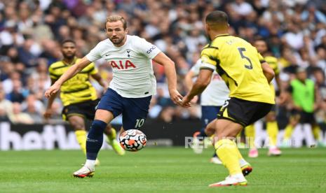 Harry Kane (kiri) dari Tottenham beraksi melawan William Troost-Ekong (kanan) dari Watford selama pertandingan Liga Premier Inggris antara Tottenham Hotspur dan Watford di London, Inggris, 29 Agustus 2021.