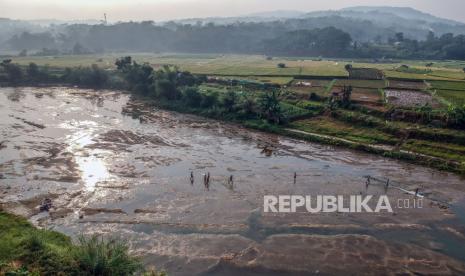 Foto udara warga melintasi dasar sungai Cileungsi yang mengering di Pasir Mukti, Kabupaten Bogor, Jawa Barat, Ahad (13/8/2023).