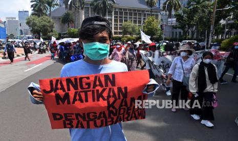 Warga penghuni Rusunawa Marunda berunjuk rasa di kawasan Patung Kuda, Jakarta, Senin (28/3/2022). Dalam aksinya para warga meminta pemerintah menyelesaikan masalah pencemaran abu batu bara di lingkungan tempat tinggal mereka yang diduga berasal dari tempat penampungan batu bara milik PT Karya Citra Nusantara (KCN) di Pelabuhan Marunda, Jakarta Utara. 