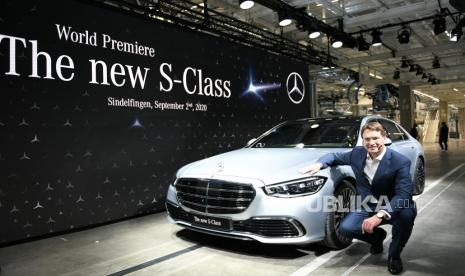  CEO Mercedes Benz Ola Kaellenius mempersembahkan Mercedes-S-class baru selama acara pers untuk pembukaan lini produksi Factory 56 di Sindelfingen, Jerman, 02 September 2020. Kompleks produksi yang baru dibangun pabrikan mobil Jerman untuk S-class baru mencakup luas sekitar 30 lapangan sepak bola. Menurut perusahaan, itu mengoperasikan karbon netral dan sepenuhnya digital.