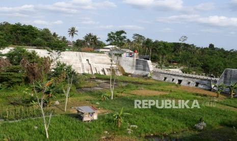  Warga memanfaatkan tanah tidur di dalam Dam Sabo Bronggang, Sleman, Yogyakarta (ilustrasi). Pemkab Sleman, DIY mengimbau masyarakat memanfaatkan lahan tidur untuk pertanian.