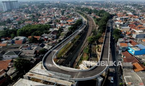 Suasana flyover tapal kuda di kawasan Lenteng Agung, Jakarta, Sabtu (14/11). Pengerjaan proyek flyover tapal kuda Lenteng Agung dan Tanjung Barat yang ditargetkan rampung pada Desember 2020 itu kini sudah mencapai 90 persen dan bisa mulai dioperasikan pada Januari 2021. Republika/Putra M. Akbar