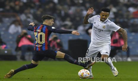  Gavi (kiri) dari Barcelona beraksi melawan Eder Militao dari Real Madrid pada Piala Super Spanyol