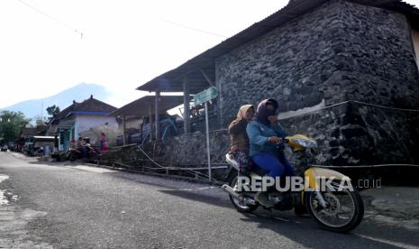 Warga berangkat ke ladang di Desa Krinjing, Magelang, Jawa Tengah , Jumat (6/11). Dusun Krinjing, Dukun merupakan dusun terdekat dengan puncak Gunung Merapi. Jarak dusun ini sekitar 5 kilometer dari puncak gunung. Sehingga beberapa penduduk rentan harus dievakuasi terlebih dahulu ke tempat yang aman.