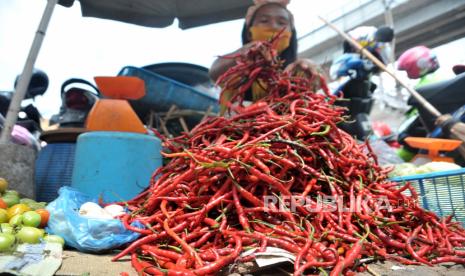 Penjual menunjukkan stok cabai dagangannya di Pasar Palima Palembang, Sumsel, Kamis (23/4/2020) (ilustrasi).