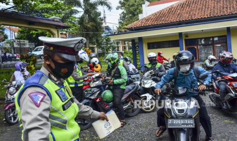 Sejumlah polisi memeriksa surat kendaraan bermotor pada operasi gabungan Kendaraan Tidak Melakukan Daftar Ulang (KTMDU) di halaman Kantor Samsat, Kabupaten Ciamis, Jawa Barat, Selasa (9/11/2021). Operasi pajak yang digelar Badan Pendapatan Daerah (Bapenda) Jabar itu untuk menertibkan pemilik kendaraan bermotor yang tidak taat membayar pajak.  