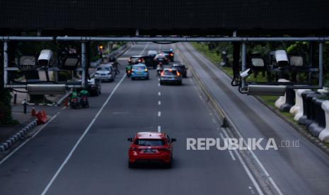 Sejumlah kendaraan melintas di bawah alat sistem jalan berbayar elektronik (ERP) di Jalan Medan Merdeka Barat, Jakarta Pusat, Rabu (11/1/2023). 