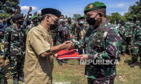 Kepala Staf Angkatan Darat (KSAD) Jenderal TNI Dudung Abdurachman bersalaman dengan keluarga almarhum Sertu Anumerta M Rizal Maulana Arifin usai upacara pemakaman secara militer di Taman Makam Pahlawan (TMP) Cikutra, Kota Bandung, Sabtu (29/1/2022). Sertu Anumerta M Rizal Maulana Arifin merupakan salah satu dari tiga prajurit TNI yang gugur saat tugas dalam baku tembak dengan Kelompok Kriminal Bersenjata (KKB) di Distrik Gome, Kabupaten Puncak, Papua pada Kamis (27/1/2022) pagi.Upacara pemakaman tersebut dipimpin langsung oleh Kepala Staf Angkatan Darat (KSAD) Jenderal TNI Dudung Abdurachman sekaligus pemberian kenaikan pangkat serta santunan kepada keluarga yang ditinggalkan. Foto: Republika/Abdan Syakura