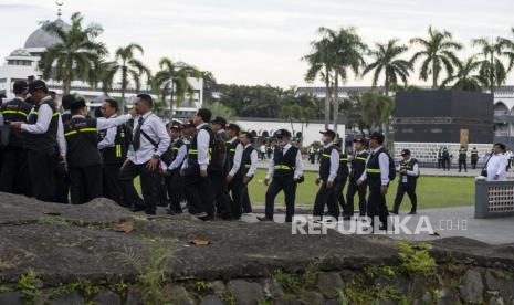 Petugas Penyelenggara Ibadah Haji (PPIH) Arab Saudi mengikuti latihan manasik di Asrama Haji Pondok Gede, Jakarta, Jumat (14/4/2023). Latihan manasik tersebut untuk meningkatkan pengetahuan dan pemahaman petugas dalam membantu jemaah selama pelaksanaan haji 1444 H/ 2023 di Arab Saudi. Haji Ramah Lansia, Kemenag Ingatkan Petugas Dua Hal Ini