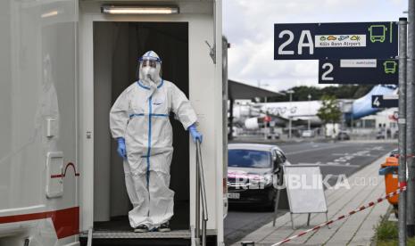  Staf medis menunggu para pelancong untuk mengambil tes COVID-19 dari para penumpang yang tiba di bandara di Cologne, Jerman, Selasa, 28 Juli 2020. Pusat-pusat tes baru untuk coronavirus didirikan di bandara Jerman karena pandemi dan uji korona gratis diberikan untuk GAM yang kembali dari negara-negara yang ditunjuk sebagai daerah berisiko.