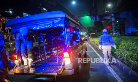 Petugas gabungan melakukan patroli pengamanan pembatasan sosial berskala besar (PSBB). Ilustrasi