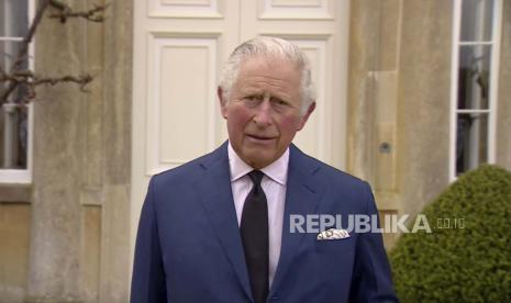 Pangeran Charles dari Inggris berbicara kepada media, di luar Highgrove House di Gloucestershire, Inggris, Sabtu, 10 April 2021.