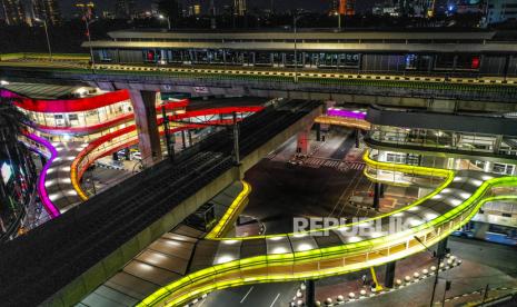 Foto udara jembatan layang (skybridge) penghubung Stasiun MRT Asean dan Halte Transjakarta CSW di Jakarta, Rabu (11/8/2021). Skybridge penghubung transportasi MRT Jakarta dan Transjakarta Koridor 13 itu akan memiliki sistem pembayaran tiket terintegrasi yang disiapkan melalui Jak Lingko.