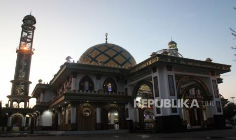 Suasana tempat wisata religi Makam Syaichona Cholil Mertajasah, Bangkalan, Jawa Timur, Jumat (11/6/2021). Makam yang biasanya ramai dikunjungi peziarah dari luar Pulau Madura tersebut kini sepi sejak terjadinya lonjakan kasus COVID-19 di Bangkalan. 